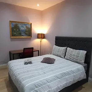 Comfy Fenia Homestay London