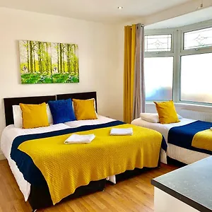 4 Bedrooms, 3 Baths, Full Kitchen And Lounge, Garden, Free Parking Apartment London