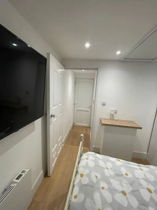 1 Bedroom Guest Suite Near City Centre. Gloucester 0*,  United Kingdom