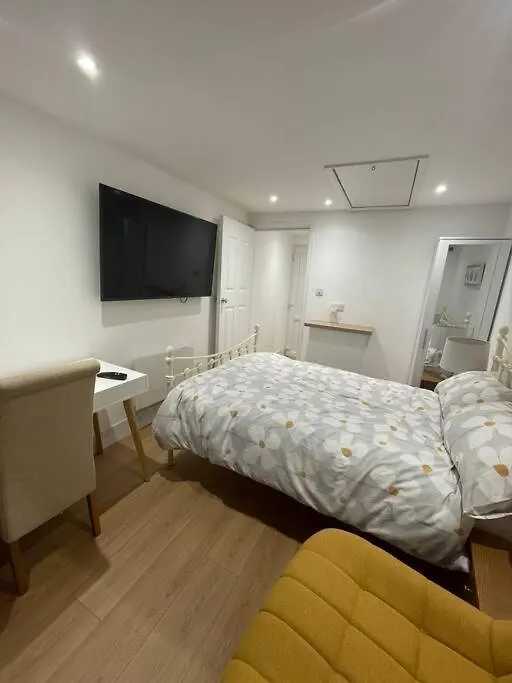 1 Bedroom Guest Suite Near City Centre. Gloucester United Kingdom