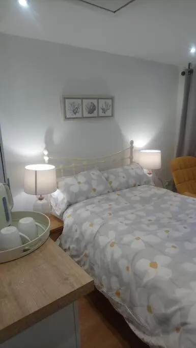 Apartment 1 Bedroom Guest Suite Near City Centre. Gloucester